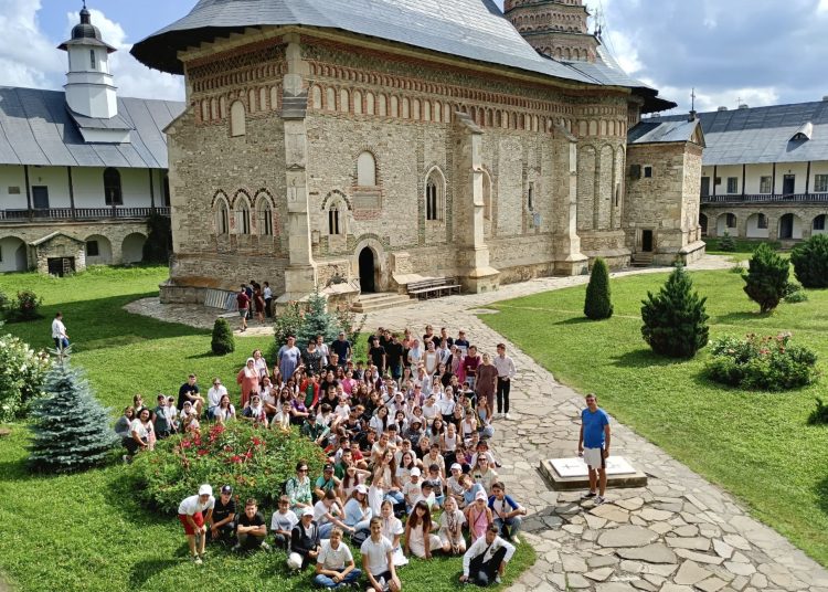 Peste 1600 de tineri din Mitropolia Basarabiei își descoperă rădăcinile și valorile românești prin Taberele ARC