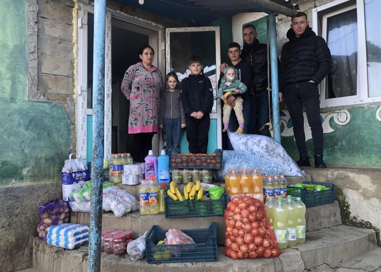 Comunitatea Parohiei «Sfântul Ierarh Nicolae» din Cetireni ajută o familie cu zece copii