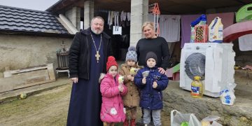 Gesturi de iubire și solidaritate creștină la Peresecina: Părintele Sergiu Matei aduce bucurie unei familii cu tripleți