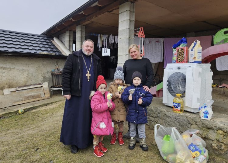 Gesturi de iubire și solidaritate creștină la Peresecina: Părintele Sergiu Matei aduce bucurie unei familii cu tripleți
