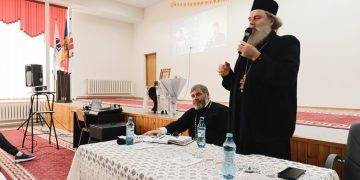 Arhimandritul Nicodim Petre în mijlocul tinerilor din Sipoteni: „Omul duhovnicesc se gândește la veșnicie”