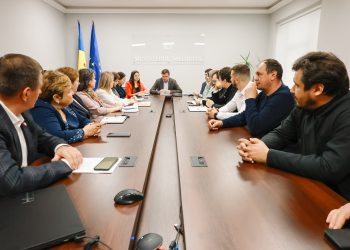 Mitropolia Basarabiei, alături de Ministerul Mediului în demersul pentru limitarea utilizării coroanelor artificiale în cimitire