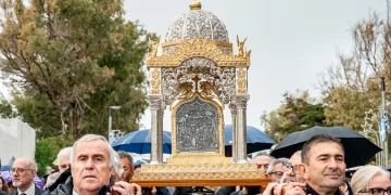 ???? LIVE: Pelerini români din Basarabia și România, prezenți la procesiunea Icoanei Maicii Domnului din Tinos