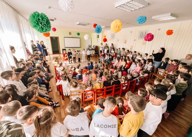 Copiii din Ghidighici au vestit Învierea Domnului prin poezie, cântec și bucurie pascală