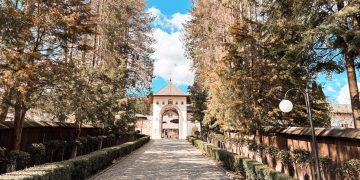 ???? Pași de pelerin: În tăcerea Sihăstriei, pe urmele Sfinților Cuvioși Cleopa și Paisie