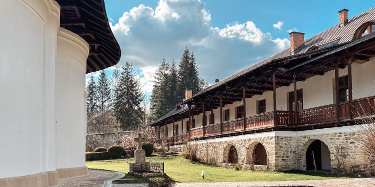 ???? Pași de pelerin: În tăcerea Sihăstriei, pe urmele Sfinților Cuvioși Cleopa și Paisie