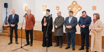 Lumină, artă și teologie: PS Nectarie de Bogdania și Pr. prof. Radu Preda, prezenți la vernisajul expoziției „Cărările Luminii” a maestrului Silviu Oravitzan