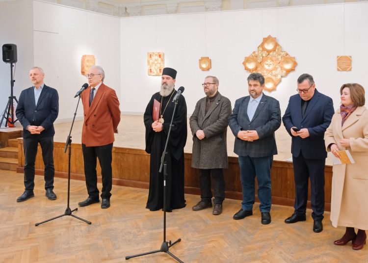 Lumină, artă și teologie: PS Nectarie de Bogdania și Pr. prof. Radu Preda, prezenți la vernisajul expoziției „Cărările Luminii” a maestrului Silviu Oravitzan
