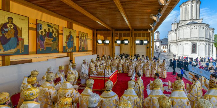 Galerie foto exclusivistă: Liturghia din Joia Mare și Sfințirea Marelui Mir