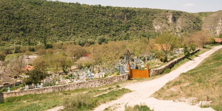 ???? Pași de pelerin: Orheiul Vechi – nevoință sculptată în stâncă