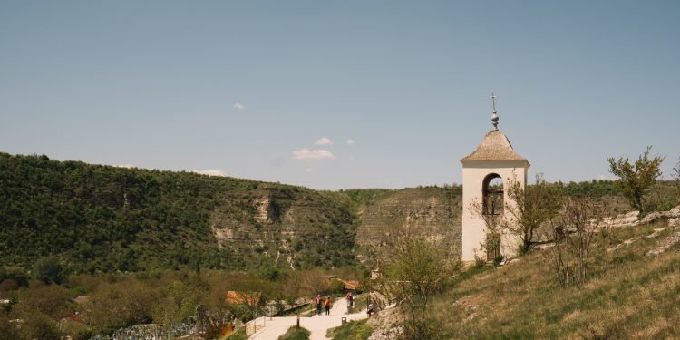 ???? Pași de pelerin: Orheiul Vechi – nevoință sculptată în stâncă