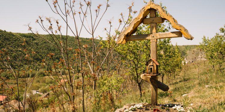 ???? Pași de pelerin: Orheiul Vechi – nevoință sculptată în stâncă