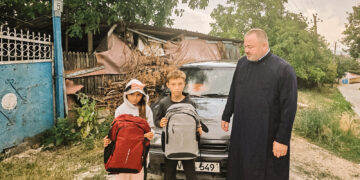 Parohia din Peresecina sprijină 30 de copii la început de an școlar prin proiectul „Ghiozdanul pentru școală”