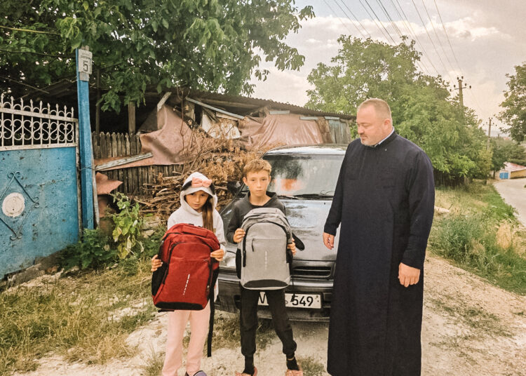 Parohia din Peresecina sprijină 30 de copii la început de an școlar prin proiectul „Ghiozdanul pentru școală”
