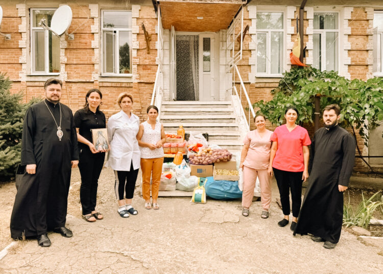 Episcopul Veniamin, alături de vârstnicii din Cahul cu daruri și binecuvântare în ajunul hramului eparhiei