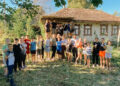 Ziua Mondială a Curățeniei marcată printr-un gest de solidaritate la Cetireni: copiii și preotul paroh au readus la viață o casă tradițională