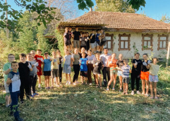 Ziua Mondială a Curățeniei marcată printr-un gest de solidaritate la Cetireni: copiii și preotul paroh au readus la viață o casă tradițională