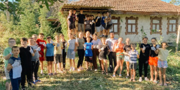 Ziua Mondială a Curățeniei marcată printr-un gest de solidaritate la Cetireni: copiii și preotul paroh au readus la viață o casă tradițională