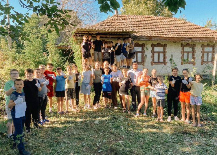 Ziua Mondială a Curățeniei marcată printr-un gest de solidaritate la Cetireni: copiii și preotul paroh au readus la viață o casă tradițională