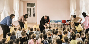 Parohia „Sfântul Ierarh Nicolae” din Peresecina aduce bucurie la 330 de copii prin daruri binecuvântate