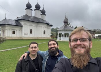 Clericii rusofili cântă în limba ocupantului prin mănăstirile din România. Despre ipocrizia „pelerinajelor” moscovite