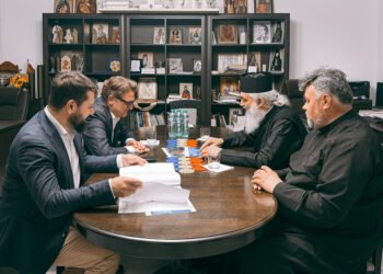 Ambasadorul României la Chișinău, în vizită la Episcopia de Bălți. Distincție oferită de Mitropolitul Antonie