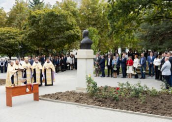 Memoria românească, cinstită prin rugăciune la Chișinău: clericii Arhiepiscopiei Chișinăului au sfințit bustul lui Emanuil Gavriliță