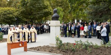 Memoria românească, cinstită prin rugăciune la Chișinău: clericii Arhiepiscopiei Chișinăului au sfințit bustul lui Emanuil Gavriliță